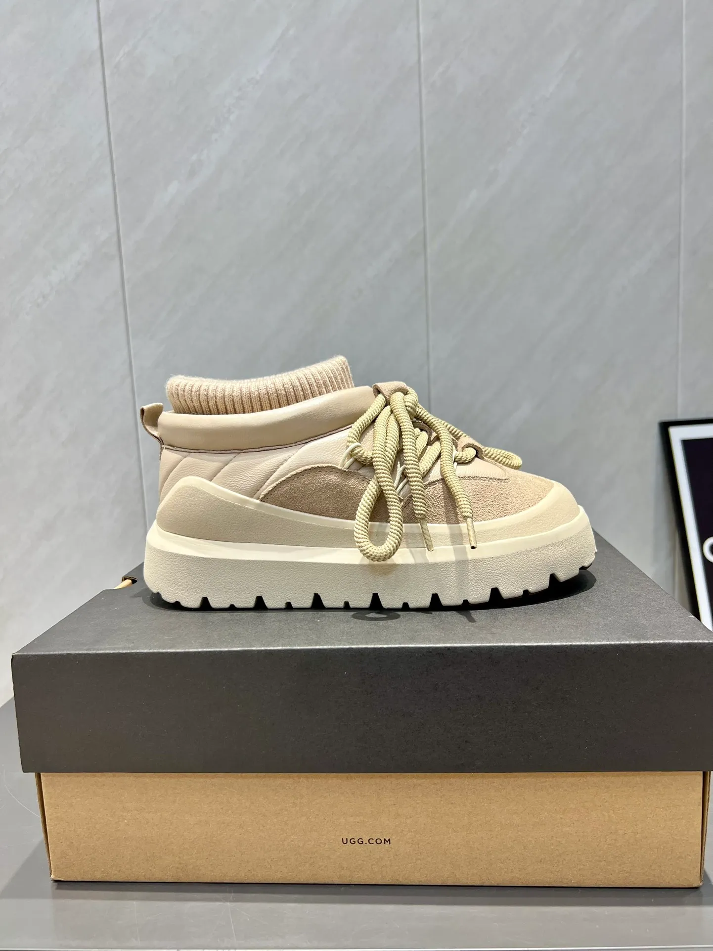 Factory: Couple P620💰 "Exclusive top version" UGG~25vs popular platform thick-soled casual shoes series... [Couple's thick-soled Maori casual shoes] A shoe that will not clash with shirts, simple partition design ➕ spotted outsole, silk curly upper, a must-have for autumn and winter, can be worn with any pants or skirt, very comfortable and good-looking... ❶Fabric: Original customized cow ➕ Sheepskin ❷Inner lining: original customized wool ❸Feet: original customized sheepskin ❹Outsole: original molded foam outsole ❺Number: 35-44 (Female 41. Male 45. Customized, non-returnable) ❻Packaging: Original full set of packaging ☀Color: Official website updated simultaneously
